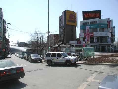 view_of_park_and_subway_coming_out_of_ground.jpg - 15683 Bytes