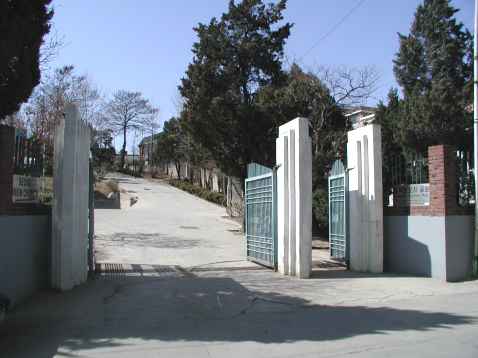 gate_to_church_and_cemetery_small.jpg - 17880 Bytes